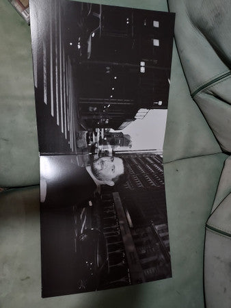 Greg Barnett (2) : Don't Go Throwing Roses In My Grave (LP, Album)